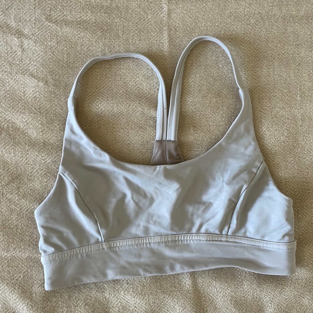 White lululemon sports bra